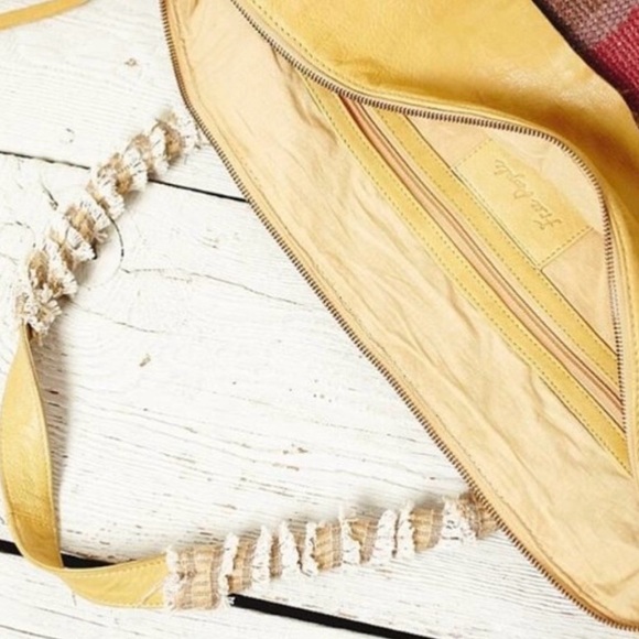 RARE * Free People
Weekender Bag - Picture 3 of 4